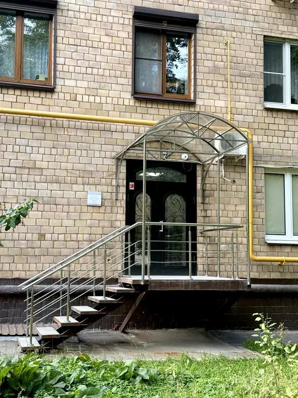 Крыльцо и входная дверь медицинского центра «Дионис»